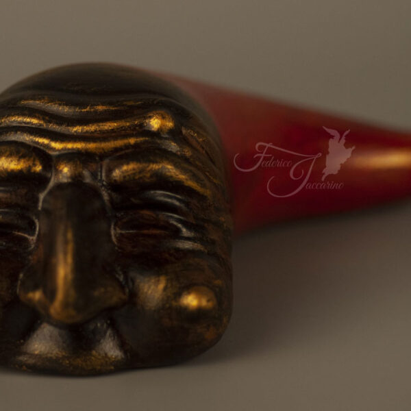 Cuerno grande con máscara de Pulcinella C409